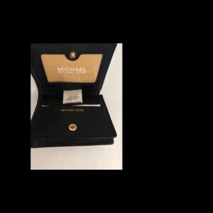 New Michael Kors Animal Print Wallet
This is new, never used 🔥